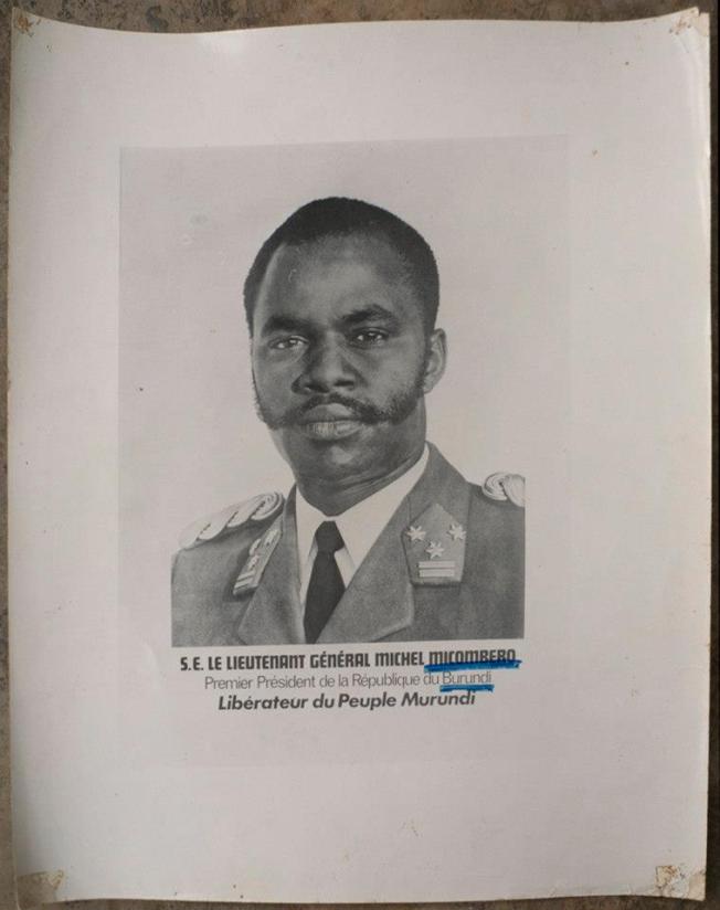 'S.E. Le Lieutenant Général Michel Micombero. Premier Président de la République du Burundi. Libérateur du Peuple Murundi' [H.E. Lt. General Michel Mocombero. First president of the Republic of Burundi. Liberator of the Murundi people]